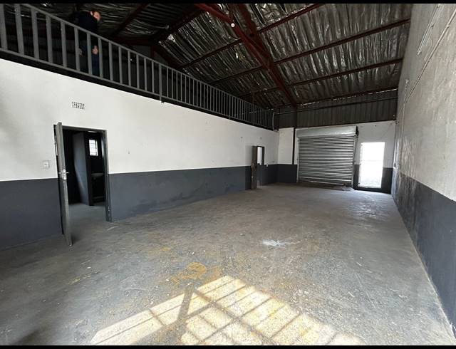 150M² WAREHOUSE TO LET IN WYNBERG